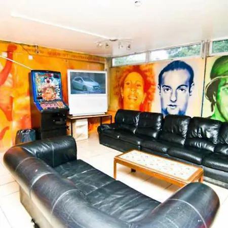 Kensal Green Backpackers-2